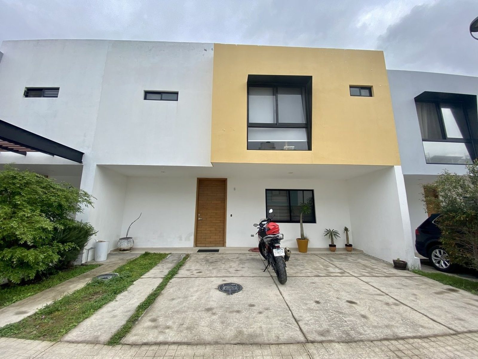 Casa en renta con recámara en planta baja dentro de coto en La Tijera (1/10)