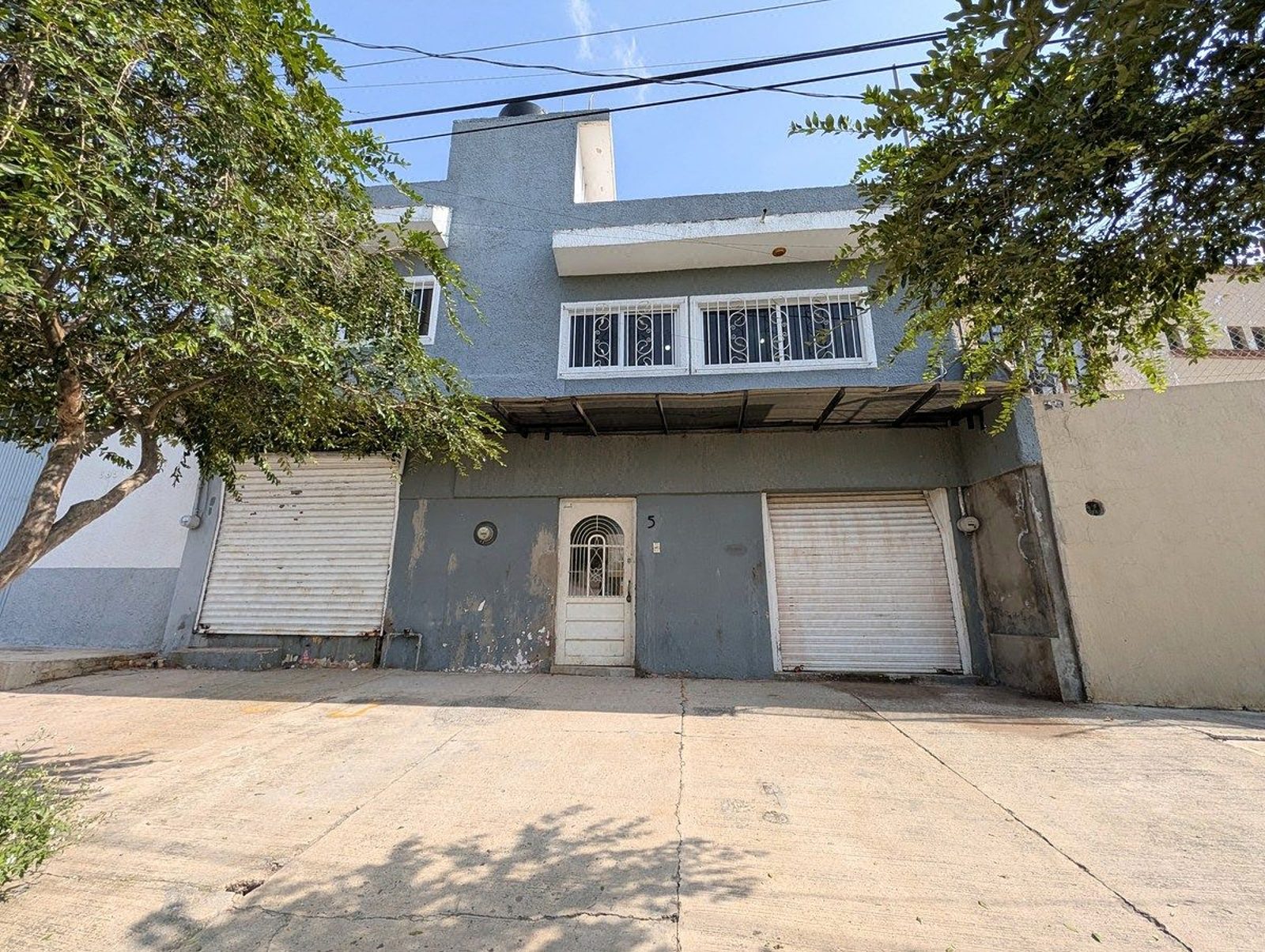 Bodega/locales en venta con amplio espacio habitacional en Agua Blanca (1/10)