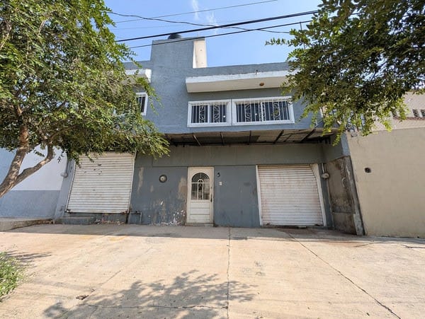 Bodega/locales en venta con amplio espacio habitacional en Agua Blanca (1/6)