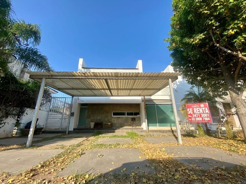 Casa en Renta/Venta con recámara en PB en Colinas de Santa Anita