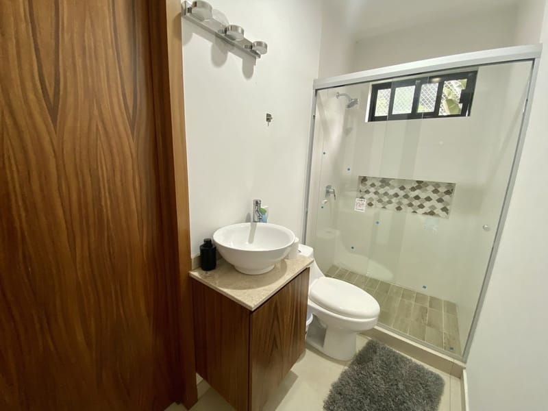 Casa en renta con recámara en planta baja dentro de coto en La Tijera