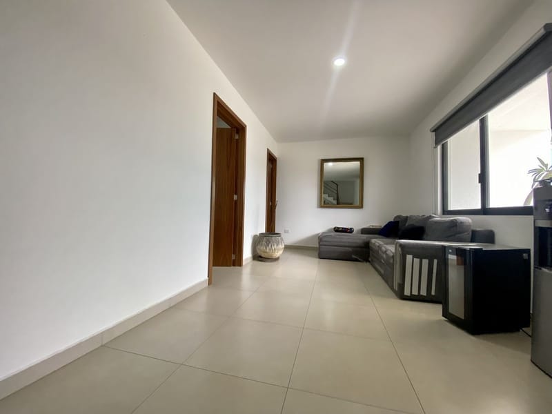 Casa en renta con recámara en planta baja dentro de coto en La Tijera