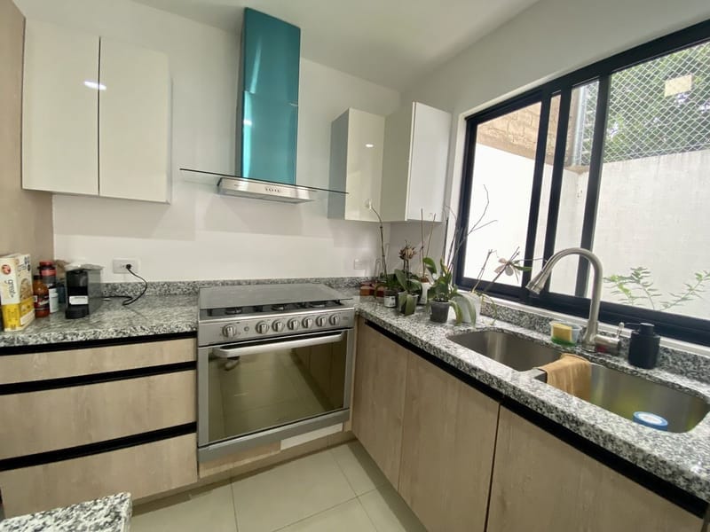 Casa en renta con recámara en planta baja dentro de coto en La Tijera