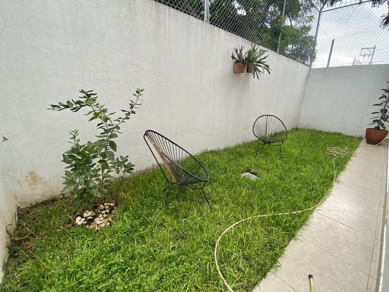 Casa en renta con recámara en planta baja dentro de coto en La Tijera