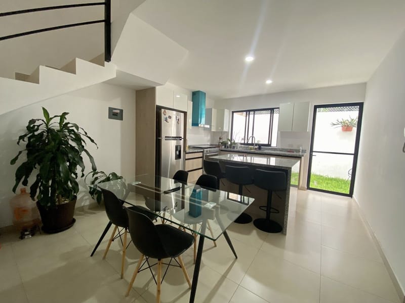 Casa en renta con recámara en planta baja dentro de coto en La Tijera