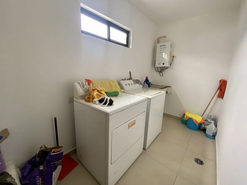 Casa en renta con recámara en planta baja dentro de coto en La Tijera