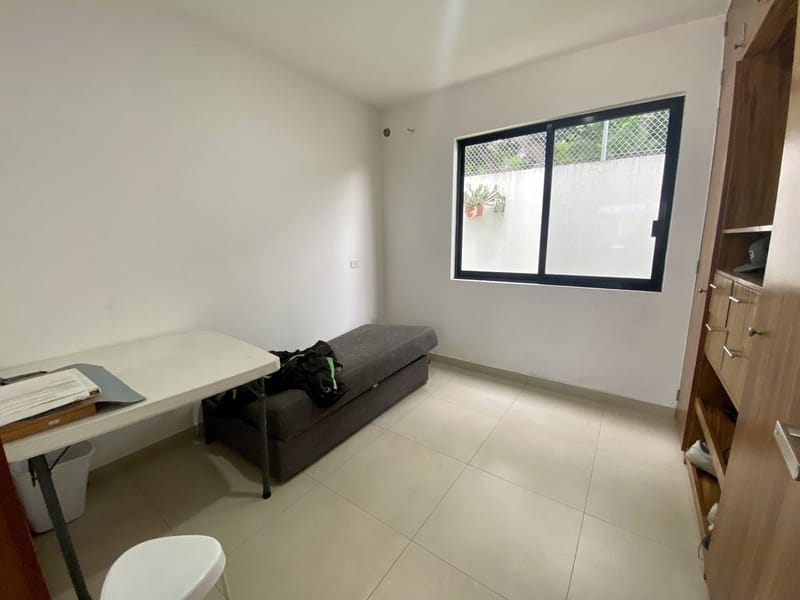 Casa en renta con recámara en planta baja dentro de coto en La Tijera