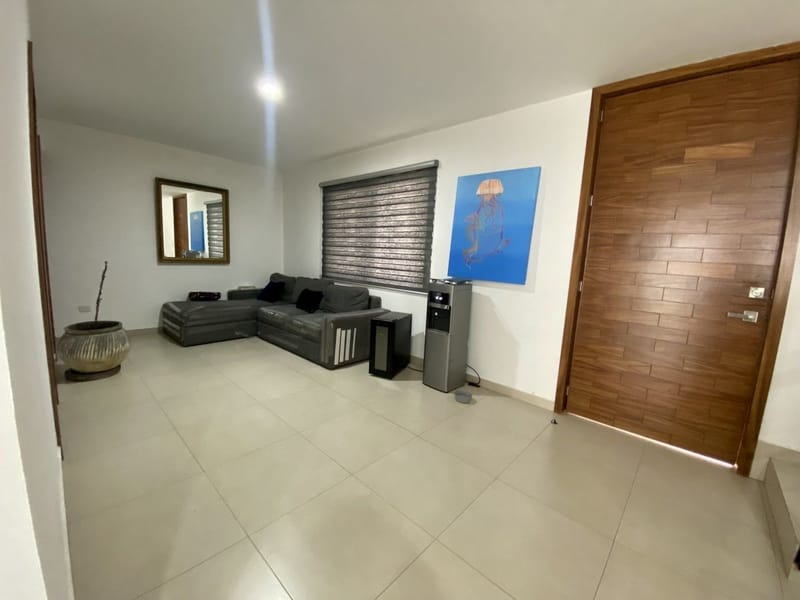 Casa en renta con recámara en planta baja dentro de coto en La Tijera