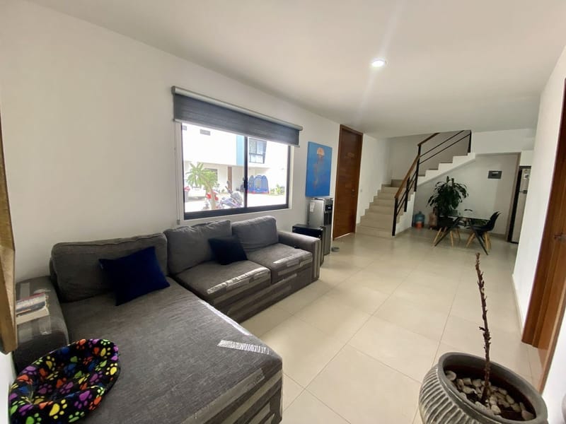 Casa en renta con recámara en planta baja dentro de coto en La Tijera