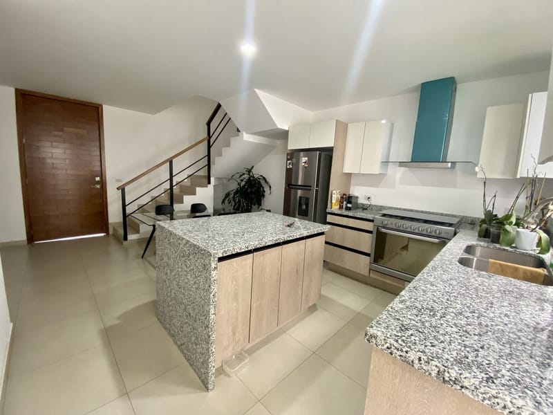 Casa en renta con recámara en planta baja dentro de coto en La Tijera