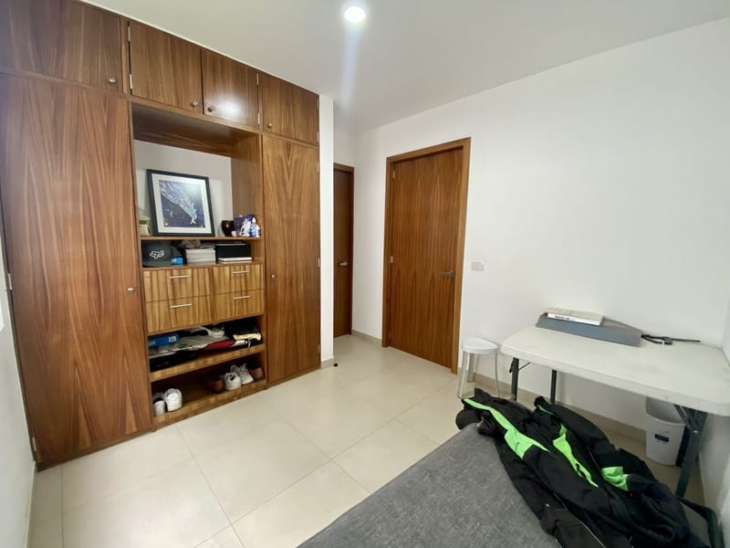 Casa en renta con recámara en planta baja dentro de coto en La Tijera