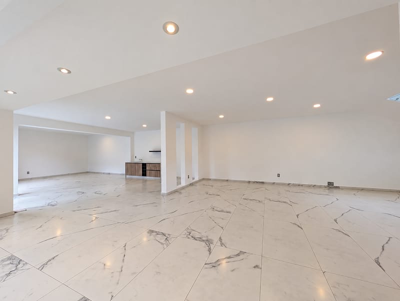 Vista de sala y área de juegos/terraza interna con tarja