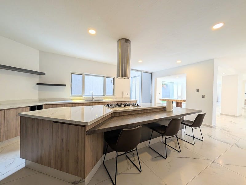 Cocina con amplia barra